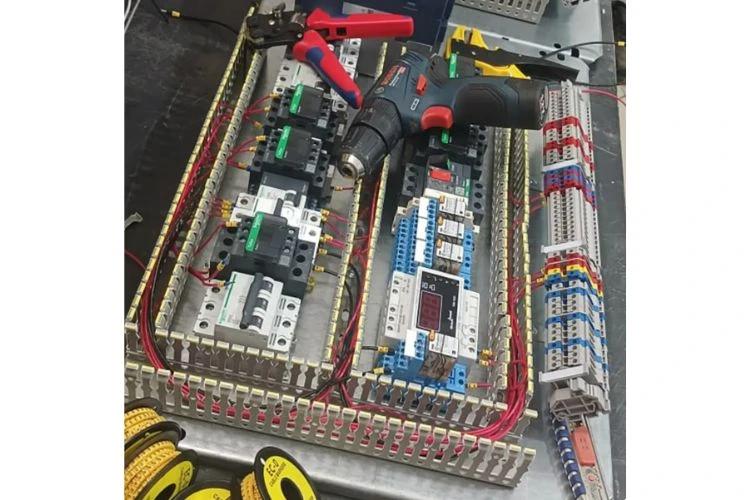 چه عواملی بر قیمت تابلو برق جرثقیل سقفی تاثیر میگذارد؟